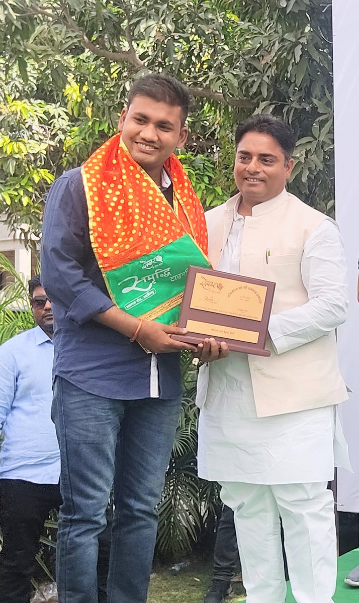 RahulKumarOffic's tweet photo. कॉविड - 19 के कारण पिछले वर्ष लगे देशव्यापी लॉकडाउन में किए गए सेवा कार्य के लिए शेखर दि रियल एस्टेट [ समृद्धि टाउनशिप ] द्वारा ( लॉकडाउन सारथी सम्मान ) से सम्मानित किया गया | 
            
#RahulKumarOffical
#Bsgindia
#Bsgup
#Bsgaligarh https://t.co/2TvgNCc4Lv