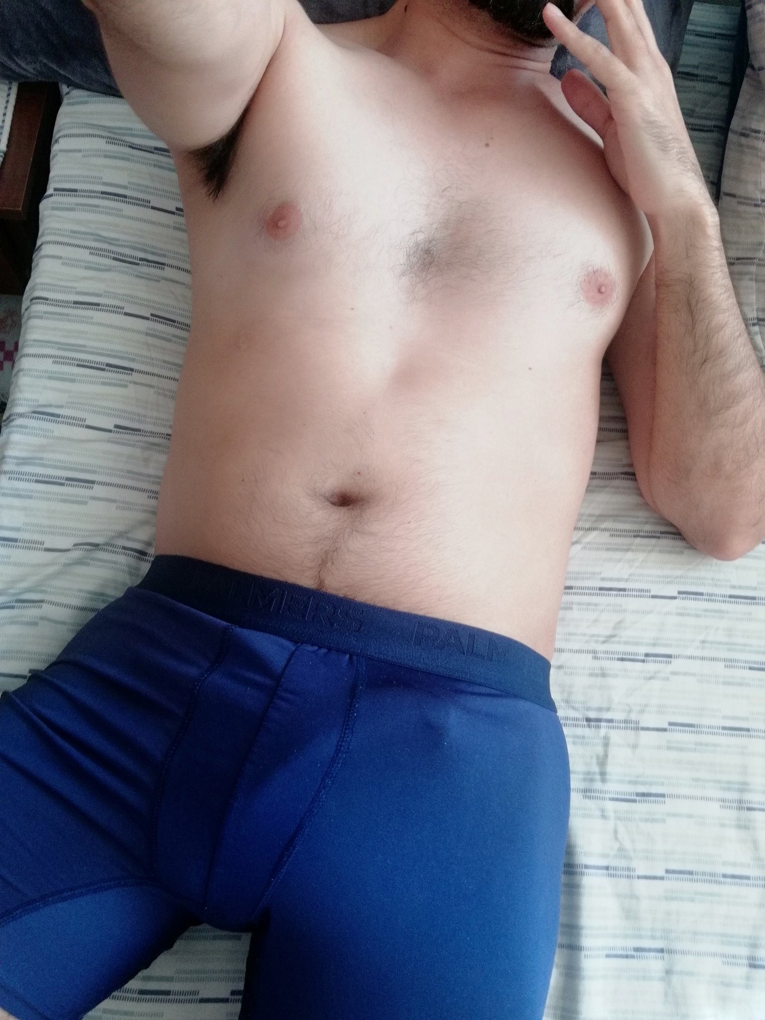 Hombre en boxer outlet en cama