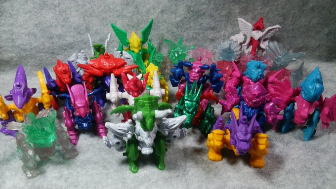 小さなモンスターをパズルのように組み合わせて大きなモンスターが