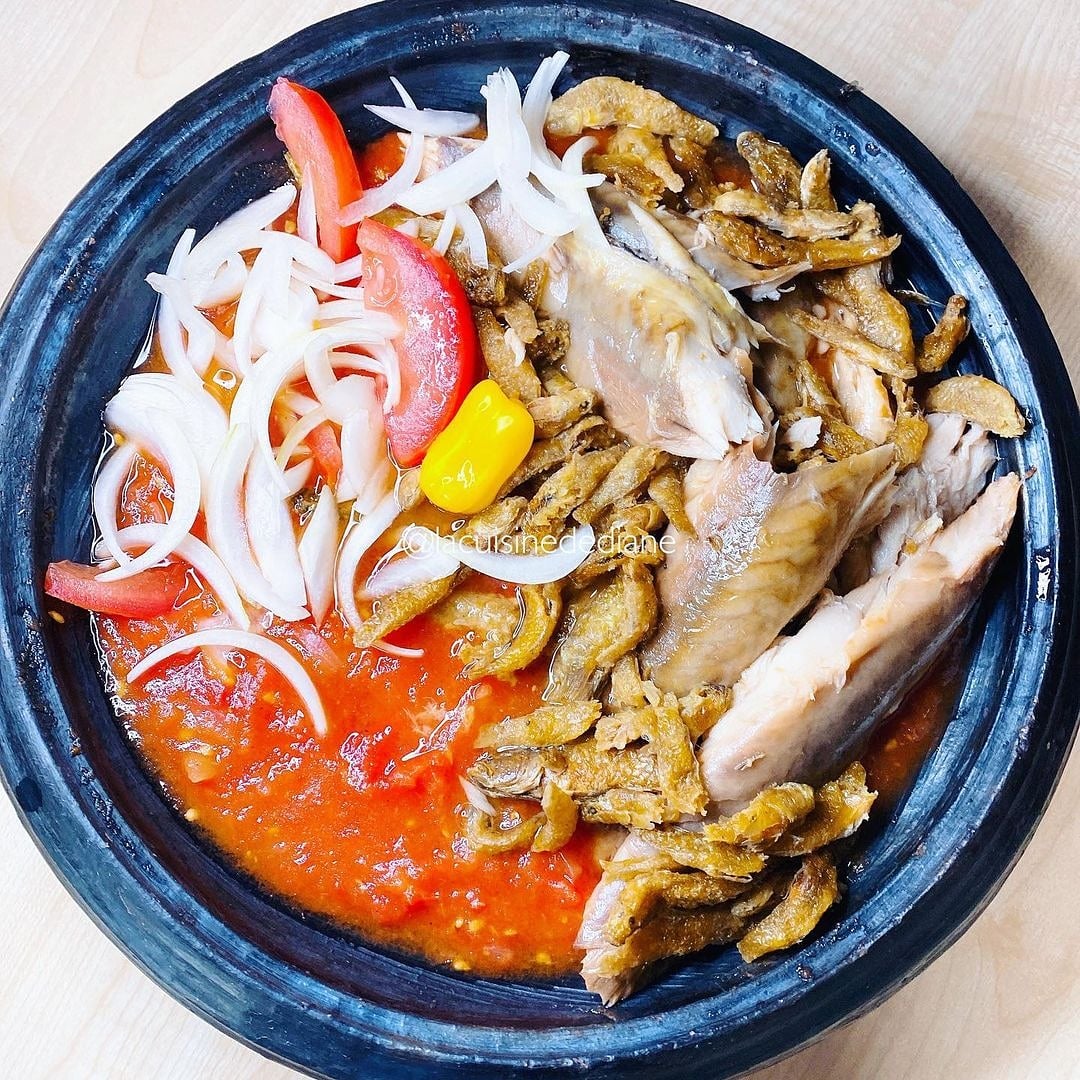 ghanaianfoodnet's tweet photo. Holiday weekend be like; grind some fresh mɛko, throw in some smoked mackerel, fried fish and be generous with the onions 😁
Now, to #Akplɛ, to #Banku or to #Kenkey 🤔👌🏿🤤
Happy Saturday folks!
📸 By @lacuisinedediane
#FriedFish #Nkyinam #SmokedMackerel #Asanka
#TwitterFood https://t.co/4WqowzS5Gz