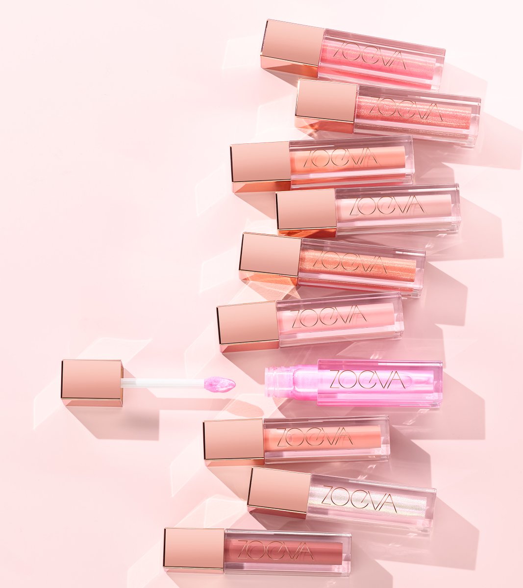 Swipe on sublime shine and dazzling dimension with our ZOEVA Powerful Lip Shine. 

Good to know:​
💗  Enriched with mango butter, raspberry seed oil, and sweet almond oil, all known for their hydrating and nourishment benefits