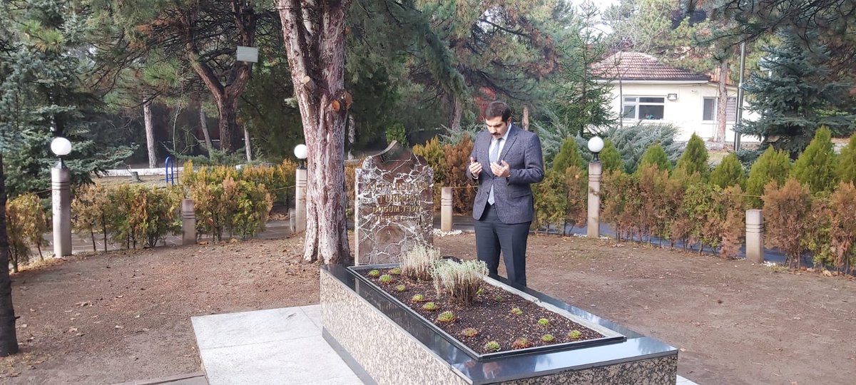 Yenilmez insanlarız; çünkü inancımız tamdır. Yenilmez olmamızın sırrı, inançlardan, ülküden, büyük davadan dönmemek, taviz vermemek ve asla yenilmeyi kabul etmemektir.
Başbuğ Alparslan TÜRKEŞ

#AlparslanTürkeş