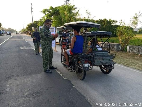 secondlpmfc's tweet photo. On April 3, 2021 from 5:00 PM to 7:00 PM, one team from 1st MP, 2nd LPMFC led by PLT CLIFFORD BASSIG JR conducted Checkpoint at Brgy. Mendiola, Siniloan, Laguna. https://t.co/Z0T8C2YqVh