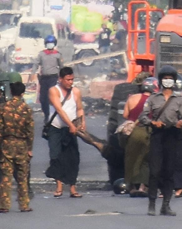 KhaingWinMon's tweet photo. 📍Mandalay, ManawHari
A dead body is seen being taken away. He seems to be badly injured. He fell into the fire set by terrorists during torture.” a local person says.
#WhatsHappeningInMyanmar #Apr3Coup https://t.co/ZYnoioj3t8