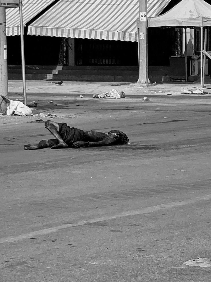 KhaingWinMon's tweet photo. 📍Mandalay, ManawHari
A dead body is seen being taken away. He seems to be badly injured. He fell into the fire set by terrorists during torture.” a local person says.
#WhatsHappeningInMyanmar #Apr3Coup https://t.co/ZYnoioj3t8