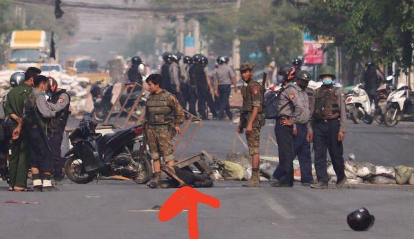 KhaingWinMon's tweet photo. 📍Mandalay, ManawHari
A dead body is seen being taken away. He seems to be badly injured. He fell into the fire set by terrorists during torture.” a local person says.
#WhatsHappeningInMyanmar #Apr3Coup https://t.co/ZYnoioj3t8