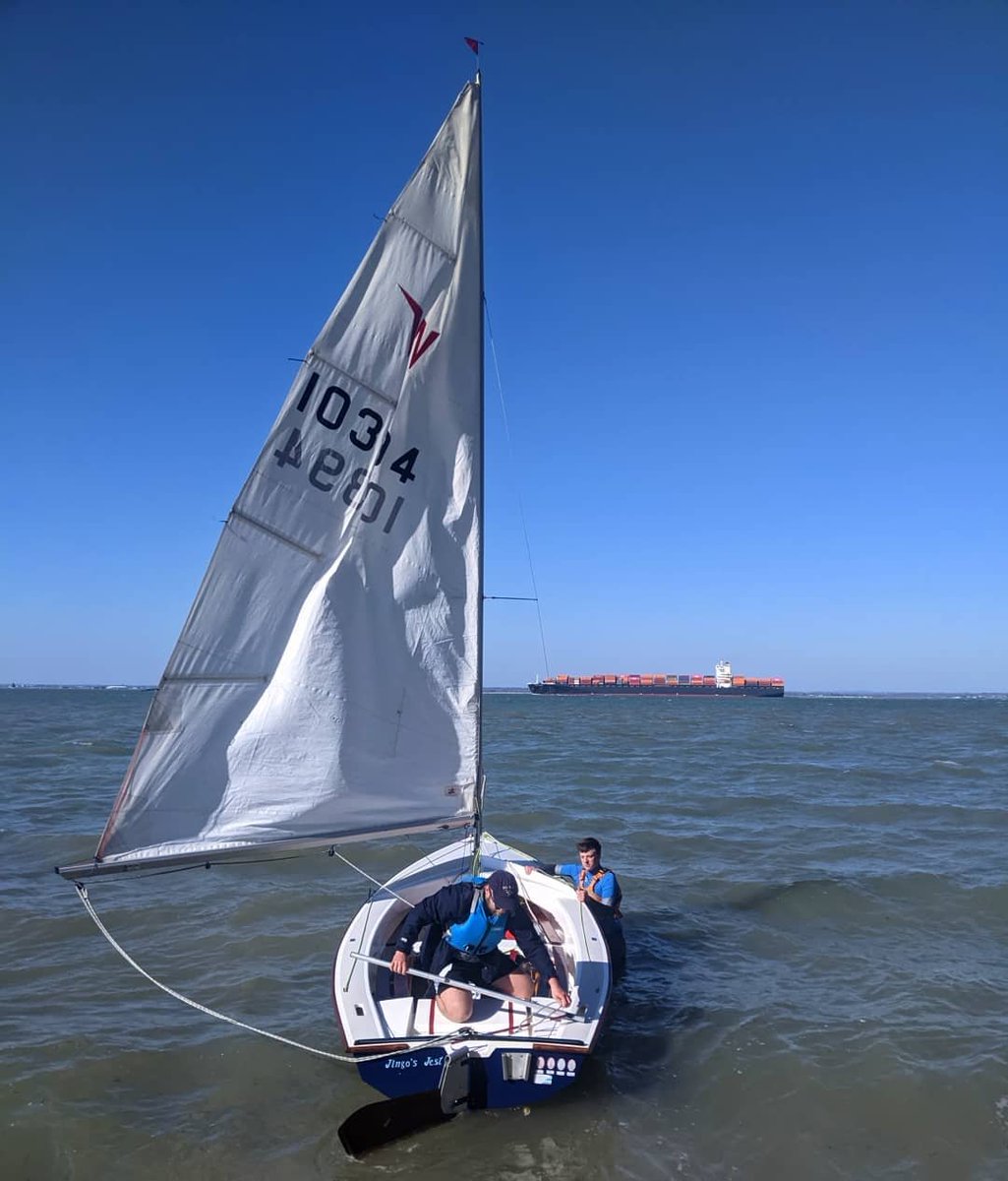 lucygetsoutmore's tweet photo. Bank holiday fun in the sun ☀️⛵

@adriandthesea @greg_a_r_b 

#sailing #solent #wayfairer #bankholiday #dinghy #dinghysailing #adventuredays #isleofwight #blueskies #sunshine #perfectday 
02.04.2021 https://t.co/s6PFRg3Mf3