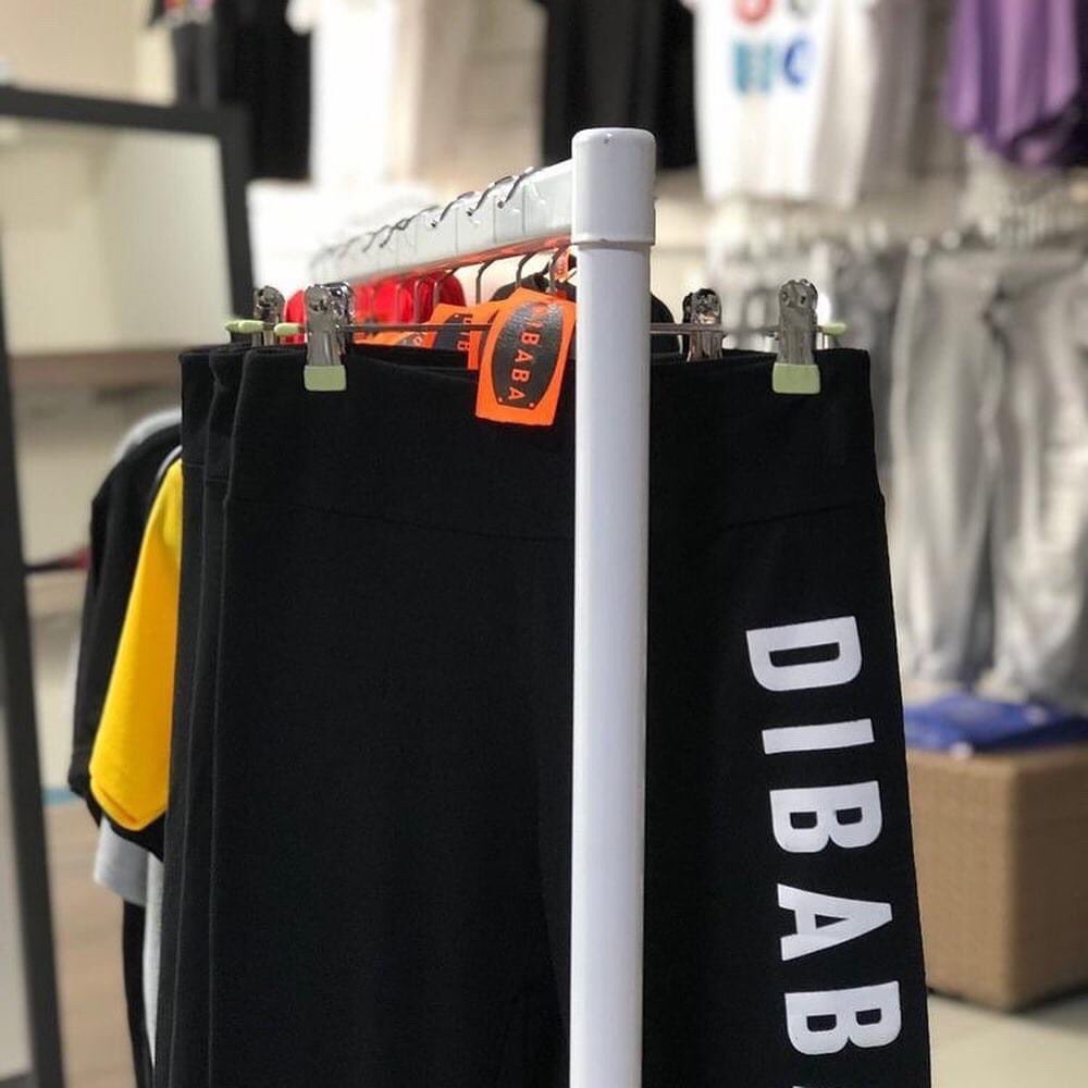 oupapilane's tweet photo. So early Jan I had a discussion with this young man who was starting the Dibaba Brand,  He told me his plans and I promised to support him.  I am excited to say that he has now opened his first shop at the Graskop Gorge Lift Co.  If we don’t support each other, who will? 🙏🙏🙏🙏 https://t.co/2rTijOVXEs