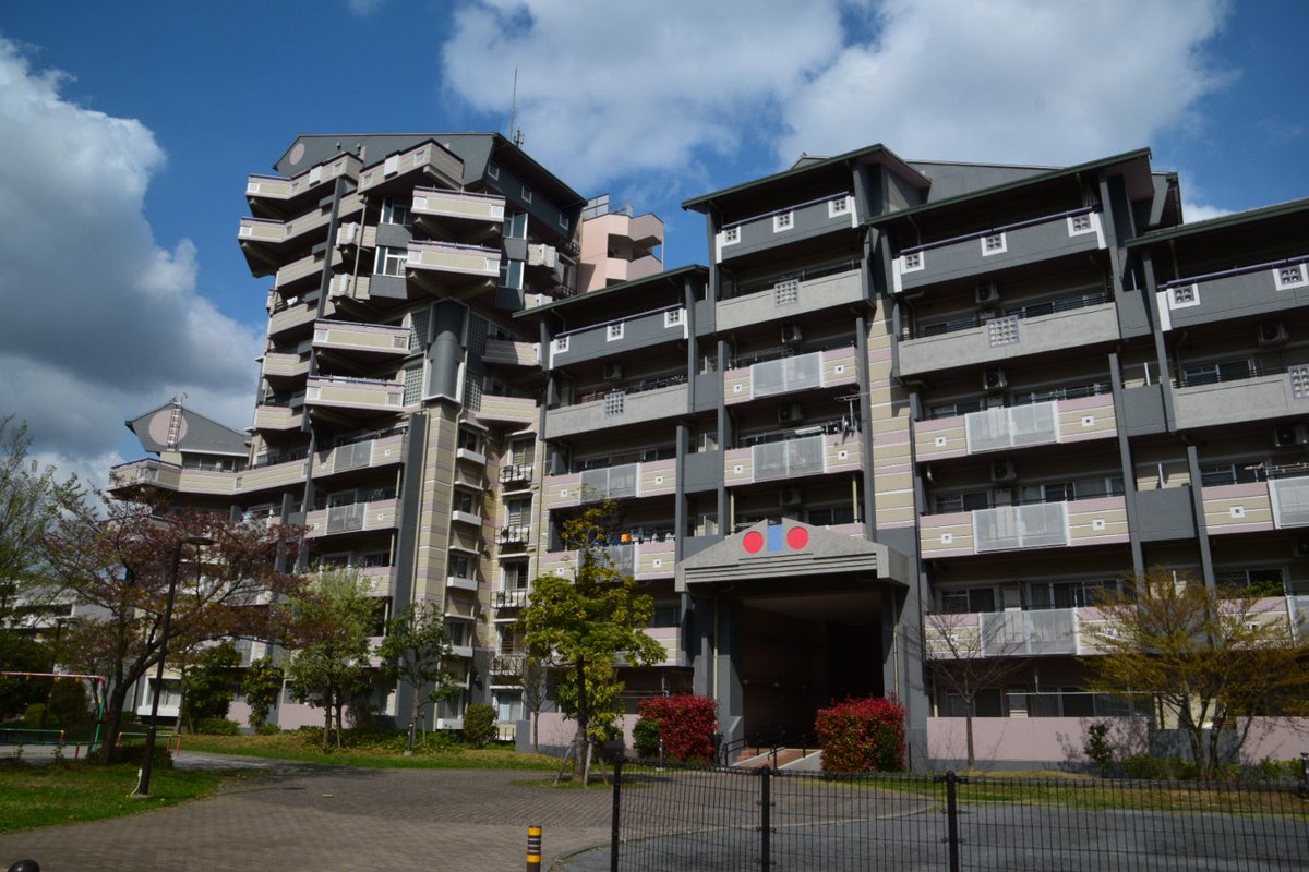 多摩ニュータウンは永山 多摩センター 堀之内 南大沢と西に移動していくごとに開発された時代も新しくなっていくのが面白い 日本の住宅史を追体験できる野外博物館のようになっている