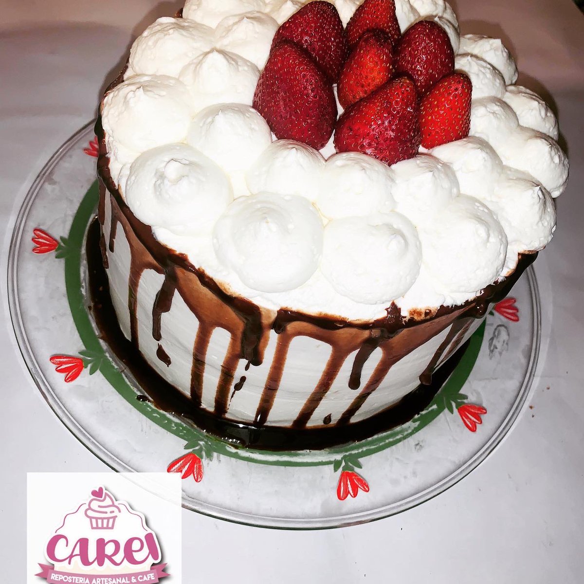 CareiReposteria's tweet photo. Delicioso 😋 pastel alto de vainilla con relleno de fresa 🍓 cubierto de crema batida 
Aparta el tuyo cuanto antes chico $220 gde $450 puedes elegir tus sabores favoritos ❤️❤️#carei #careireposteria #elwerodelasrebanadas 
#dessert #cakes #fresas #cake #postre #fresascream #postre https://t.co/uU8gWWCF1N
