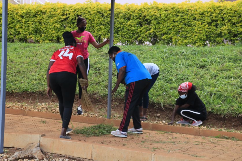 NYC_kicukiro's tweet photo. None, ku rwibutso rwa Jenoside rwa Nyanza ya Kicukiro hakozwe umuganda wo gusukura uru rwibutso.
Uyu muganda wateguwe ku bufatanye bw'inzego z'Urubyiruko ndetse n'akarere ka Kicukiro n'Abagore mu rwego rwo kwitegura Kwibuka ku nshuro ya 27 Jenoside yakorewe Abatutsi mu 1994. https://t.co/xv5awVuuoZ