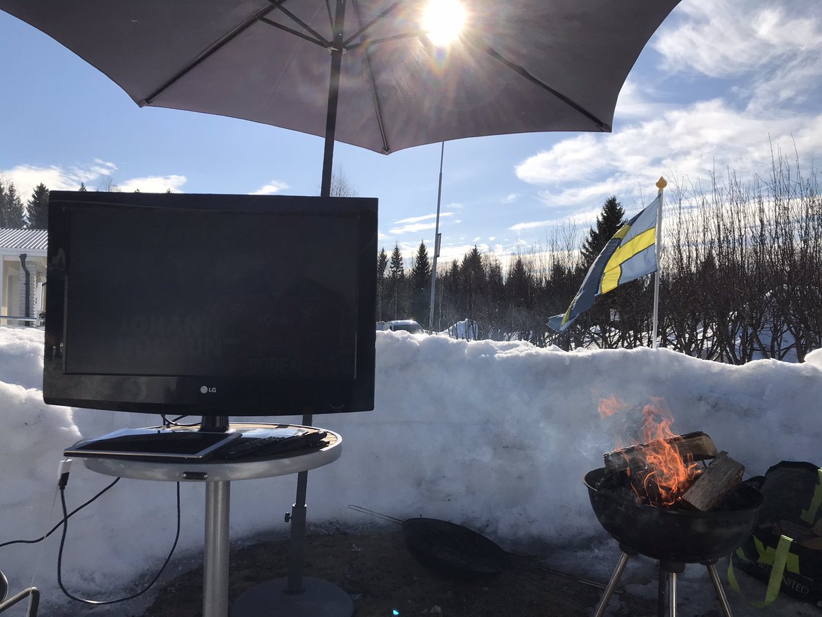 MsGyllecrantz's tweet photo. När vädret är för fint för att vara inne så flyttar man ut tvn för att se årets höjdpunkt på tv 🏒🌞☃️ Kalix HC vs Boden HF #kalixhc #bodenhf #fifthseason https://t.co/2VQeeVGXQp