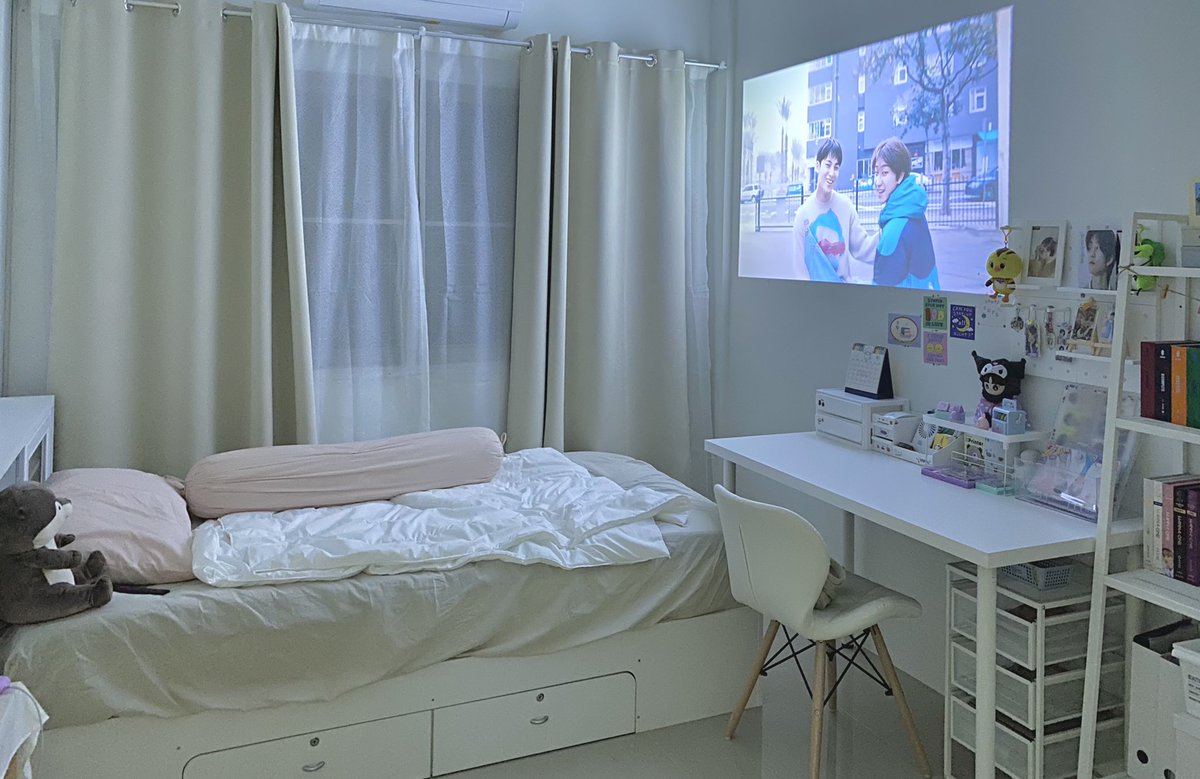 เวอร์ชั่นมีโปรเจคเตอร์และจัดโต๊ะใหม่