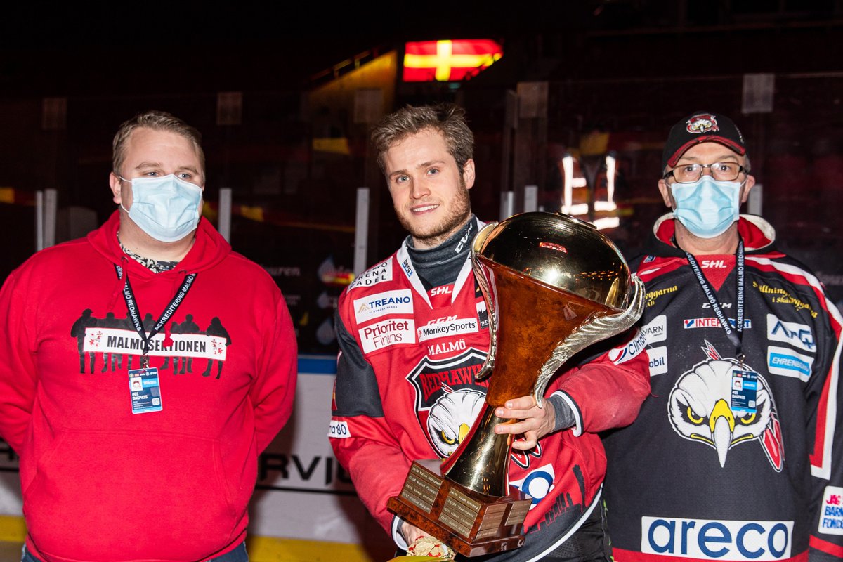 Malmo_Redhawks's tweet photo. Innan nedsläpp i dagens match prisades @cforsberg23 av @RedhawksSupport, när han fick mottaga bucklan som Årets Rödhök!

#HjärtaKvalitetStolthet #GrattisFoppa https://t.co/0csGJ6q96p
