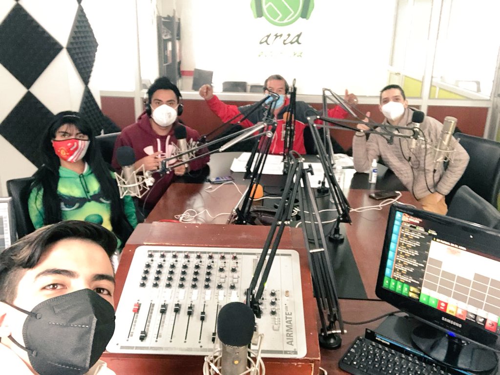 Educaditos con mascarilla, alcohol y distanciamiento. Haciendo programa para ustedes. 😷🦠
Junto a <a href="/PierreCostain/">Pierre Costain</a> 
<a href="/sebasaconda/">Sebastián Aconda Melo</a> 
<a href="/MathiasOrtiz183/">Mathias Ortiz</a> 
<a href="/mlema61/">Marcelo Lema</a> 
<a href="/munecamarce/">Marcela Caicedo</a> 
¡Escúchanos YA! 99.3 FM <a href="/AreaDeportivaFM/">Área Deportiva FM 📻</a> 🎙️