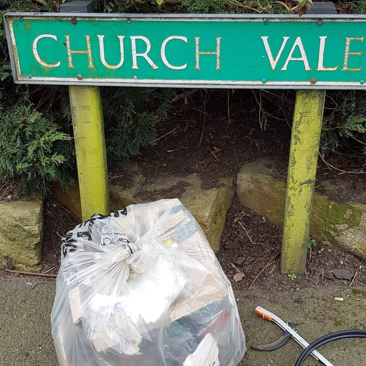 Litterwatch1's tweet photo. #supersaturday with #volunteers from Gap Centre #westbrom removing more #litter off the #streets &amp; reporting an overflowing #bin #thankyousomuch #adoptastreet 
#communityspirit 
#teamwork 
#environmentallyconscious 
#walkingforhealth 
#keepsandwellclean
@serco
@sandwellcouncil https://t.co/2eJ1kICgAq