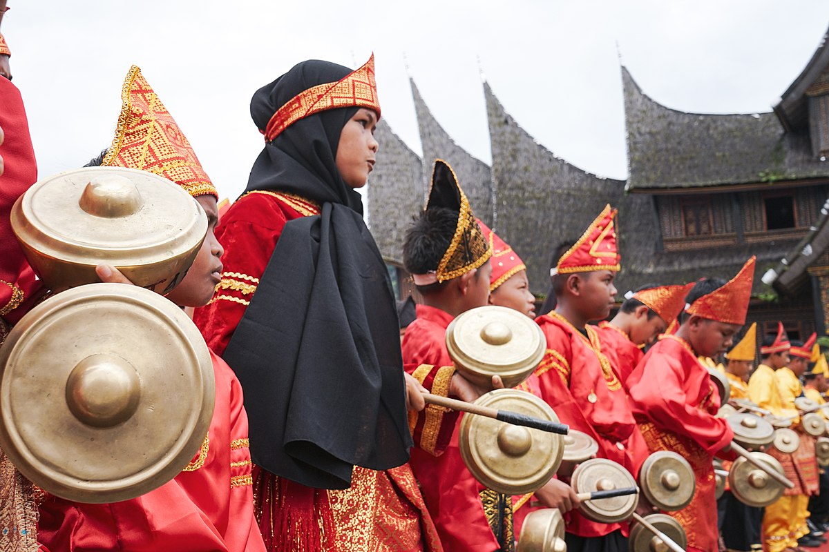 THREAD: AN ISLAMIC MATRIARCHYIndonesia's Minangkabau people, number eight million, and are famous for their unique architecture and a culture which emphasizes a matriarchal social order which not only coexists with their Muslim beliefs but is strengthened by them.