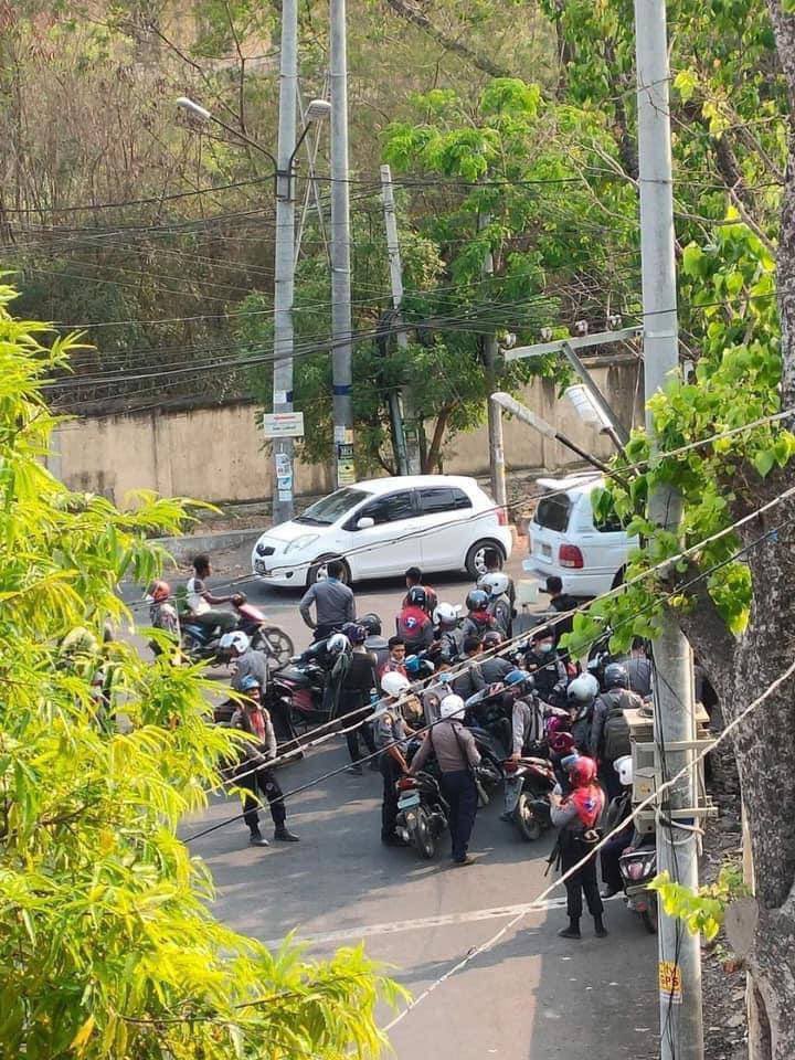 Military terrorists are abducting random people along 69th street in Mandalay.
#Apr3Coup
#WhatsHappeningInMyanmar
#MilkTeaAlliance