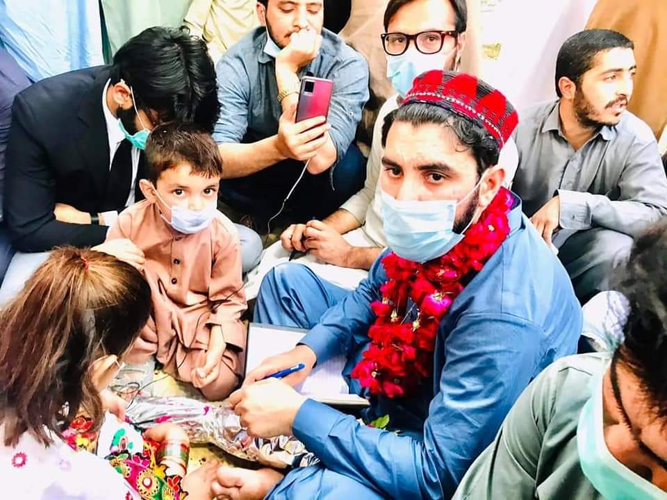 AlamZaibPK's tweet image. PTM chief @ManzoorPashteen met with the students of erstwhile FATA who have been on hunger strike for 4 days. He announced full support of PTM to their struggle for Right to Education. PTM will raise voice on every platform for Free &amp;amp; Quality education for all Pashtuns.