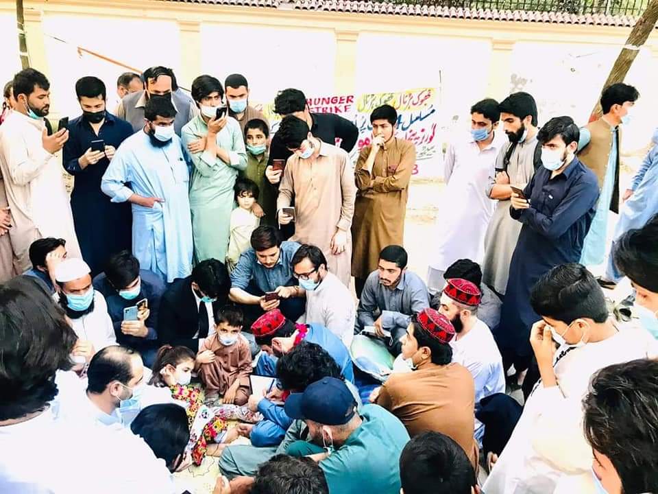 AlamZaibPK's tweet image. PTM chief @ManzoorPashteen met with the students of erstwhile FATA who have been on hunger strike for 4 days. He announced full support of PTM to their struggle for Right to Education. PTM will raise voice on every platform for Free &amp;amp; Quality education for all Pashtuns.