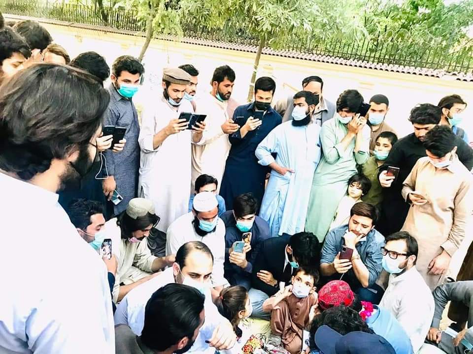 AlamZaibPK's tweet image. PTM chief @ManzoorPashteen met with the students of erstwhile FATA who have been on hunger strike for 4 days. He announced full support of PTM to their struggle for Right to Education. PTM will raise voice on every platform for Free &amp;amp; Quality education for all Pashtuns.