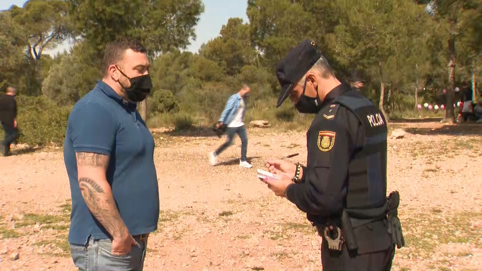 VeMarch's tweet image. La Policia de la @generalitat controla que als espais naturals es cumplisquen les normes. Les multes per no portar la mascareta o ser més de 4 ronden els 100 euros. El matí ha sigut tranquil en Porta Coeli. Hui en @apuntnoticies