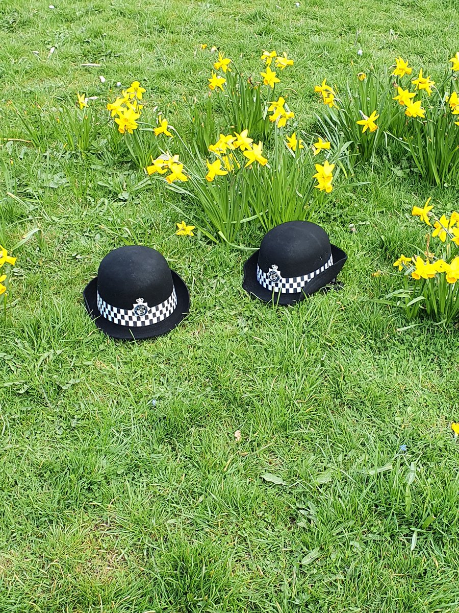 KingsNortonWMP's tweet photo. It's Easter Weekend and PC Adams and PC Evans have been out and about on the Hawkesley conducting foot patrols and engaging with the local community! #commmunityengagement #Easter2021 https://t.co/PGORMHi67l