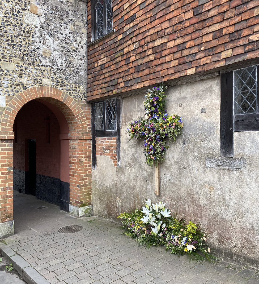 KingsgteVillage's tweet photo. How nice to see the joyous Easter flowers 💐, from St Swithun upon Kingsgate, on view to everyone - just outside the church this year. #easter #visitwinchester #kingsgatevillage @WinchesterHods @Bookwells @gifts4_everyone @KingsgatePrints @TheWykehamArms @WinCathedral @King_Alf https://t.co/HoA44F4r9x