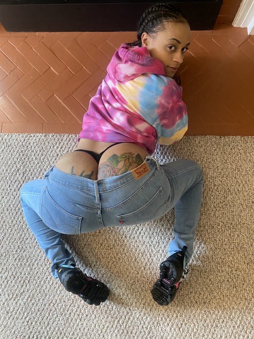 Lil quickie before you take me out lunch ? https://t.co/YelXwWHMFG<a href="/tag/caught"class="tags"><span>#caught</span></a>