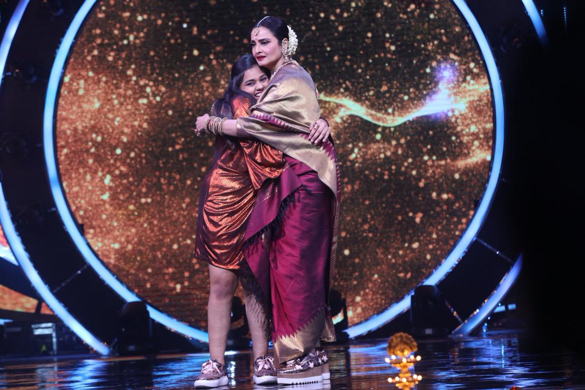 Alishba654's tweet photo. #RekhaOnIndianIdolWow really very good show guys everyone friends ready 💯 #RekhaOnIndianIdol tonight at 9:30 PM on Sony TV. https://t.co/9uhwcYjgga😊🙂 https://t.co/WzEafiZogR