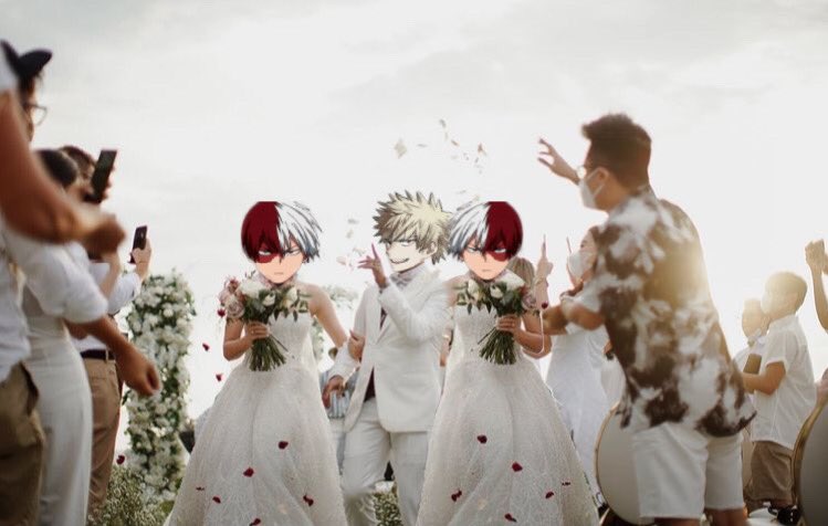 expIodie's tweet image. Entah dari mana asalnya tiba-tiba ada dua bucket bunga digenggamannya, ia memberikan kedua EKHEM, pasangan hidupnya masing-masing bucket bunga.

     Sambil menunggu sang pujaan melempar bunga, Bakugo gaya duls.