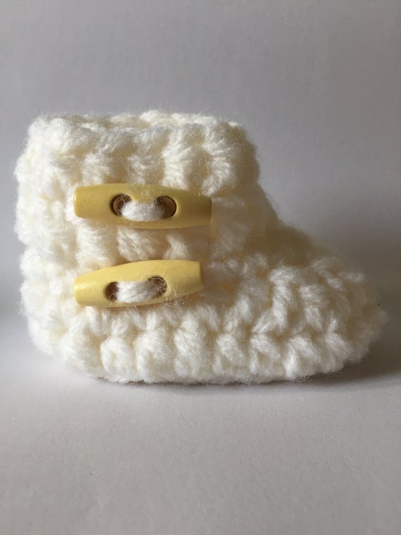 Cream Crochet Baby Boots, tinyurl.com/uzykebw via <a href="/EtsySocial/">EtsySocial</a> #TrixieBlues #Etsy #crochetbabyboots #crochetbabybooties