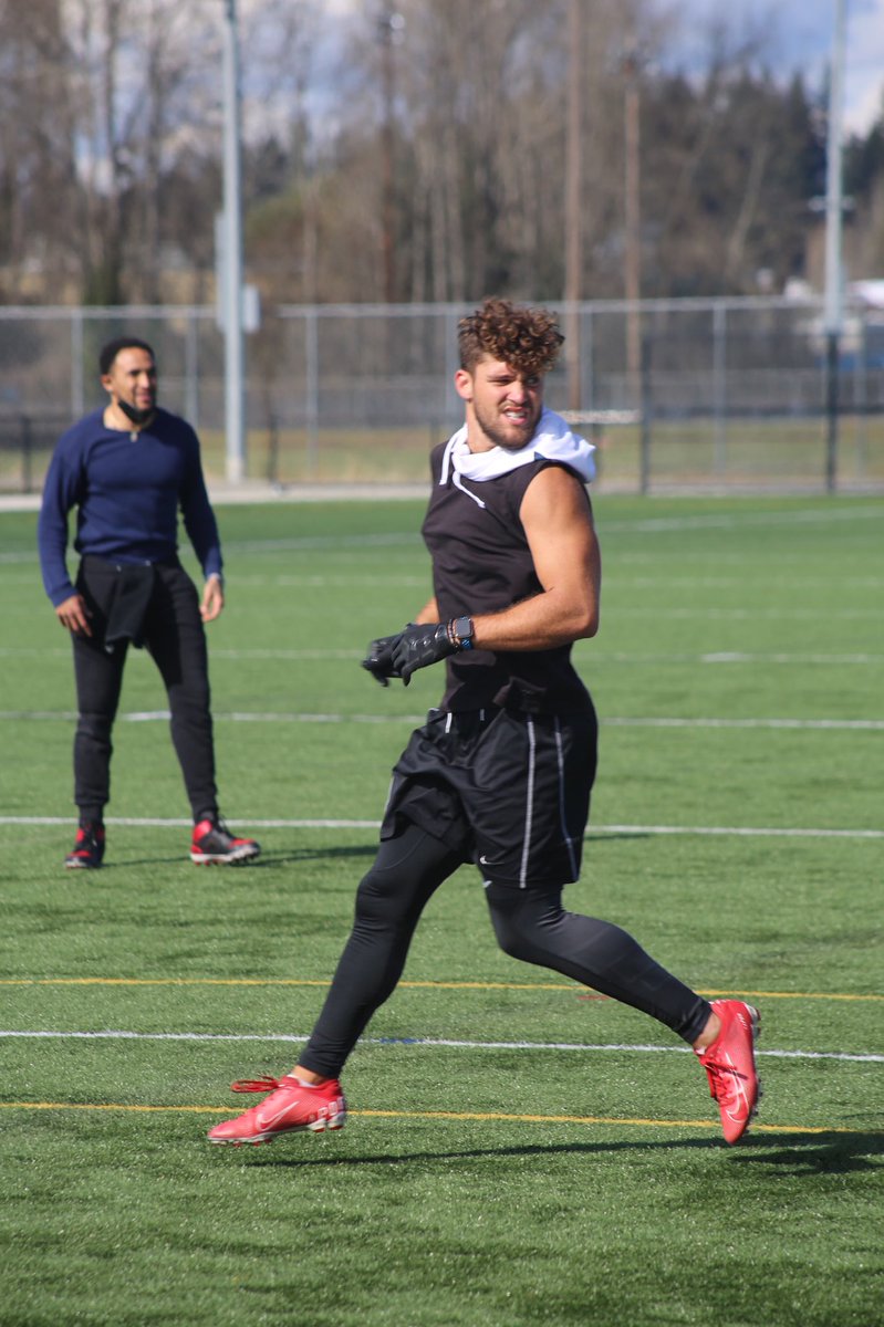 FabianGuerraJr's tweet photo. Took a trip to Seattle to workout with QB1 @VernonAdamsJr8 building that connection 🙏🏼 https://t.co/Ct5VfL4pD2