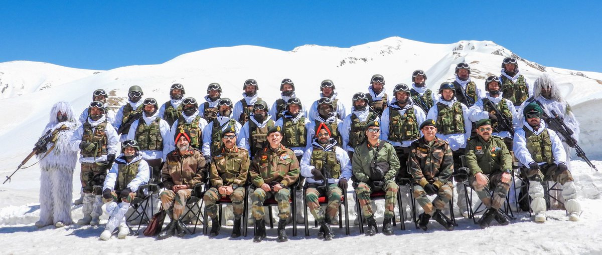 #LtGenYKJoshi, #ArmyCdrNC accompanied by #ChinarCorpsCdr visited formations along #LoC in forward areas of #Baramulla; emphasized on maintaining sanctity of ceasefire agreement & necessity of not letting guard down against any enemy misadventures.
🇮🇳 ♥ 🇮🇳 ⚔️