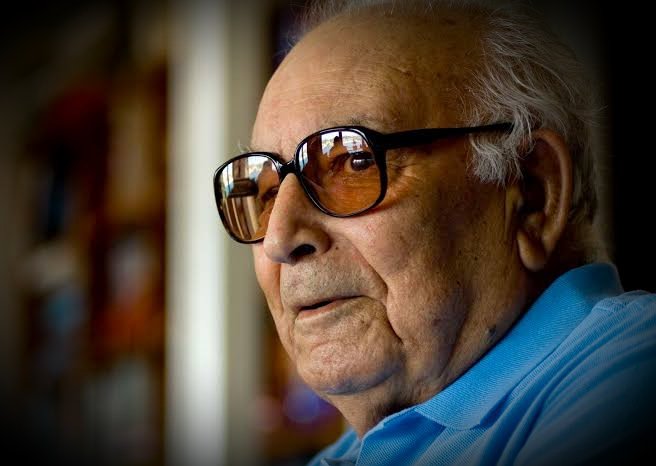 "Aldırma, üzülme, insan olanın başına akla gelmedik iyilik de gelir, kötülük de... İnsan olanın başına her türlü alçaklık da gelir, yiğitlik de. İnsan, insandan her şeyi beklemeli..."

Yaşar Kemal