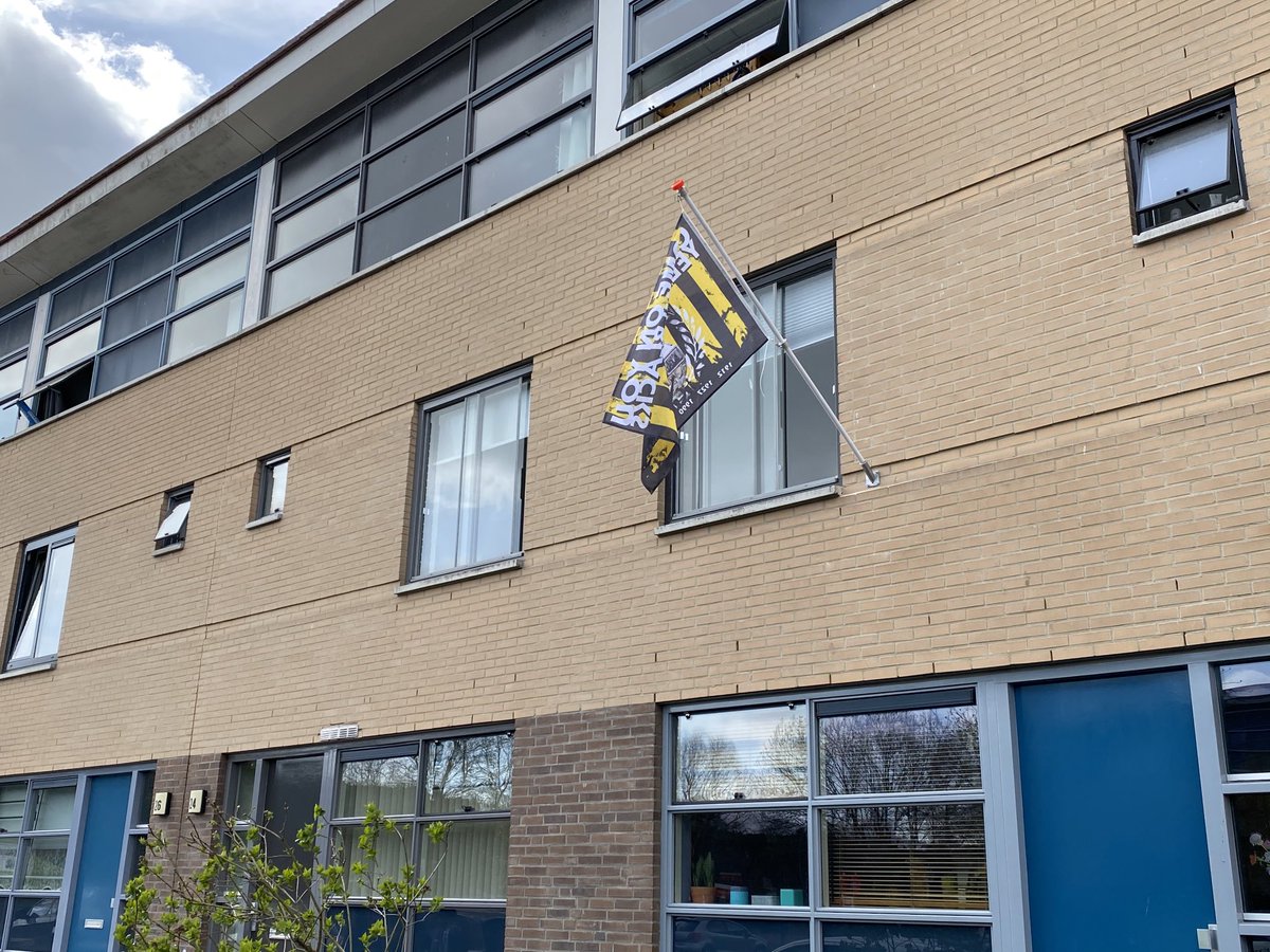 planters's tweet image. Vlag in de top! 💛🖤 Op naar de bekerfinale op zondag 18 april. #vitesse #DeHeleStadGeelZwart #bekerfinale