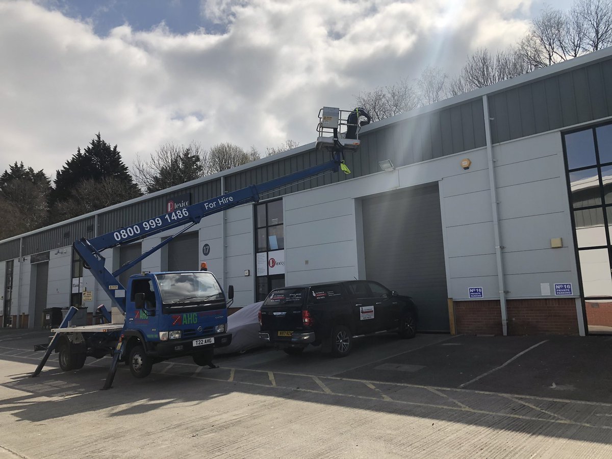 SAJPlymouth's tweet photo. Busy day today! 2 sites completed and a 3rd started 💪🏻👊🏼😅 #claddingcleaning #solarpanelcleaning #gutterclearing https://t.co/ABMOenEfO7