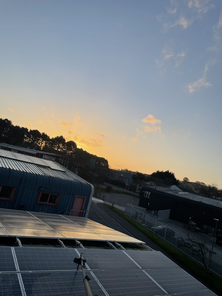SAJPlymouth's tweet photo. Busy day today! 2 sites completed and a 3rd started 💪🏻👊🏼😅 #claddingcleaning #solarpanelcleaning #gutterclearing https://t.co/ABMOenEfO7