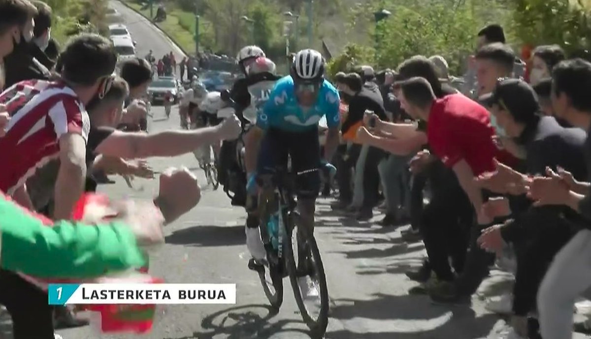 Se va solo <a href="/alejanvalverde/">Alejandro Valverde</a> en Ibarra. ¿Alguien duda de que este tipo es inmortal? 🎩🚀 #GPIndurain