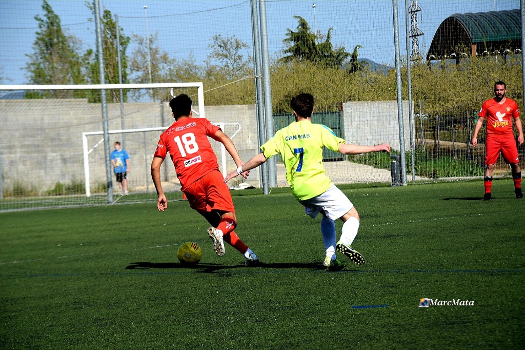 El derbi local entre la <a href="/PDPajaril/">P.D. Pajaril</a> i el <a href="/aecanmas/">A.E. Can Mas</a> ha arrencat molt igualat en el joc. Tot i que el Pajaril ha estrenat el marcador a 7 minuts de l'inici (1-0). Partit amb públic, això sí, amb un 50% d'aforament.
📸 <a href="/marcmata13/">Marc Mata</a>
#Ripollet #periodisme #derbi #futbolcat