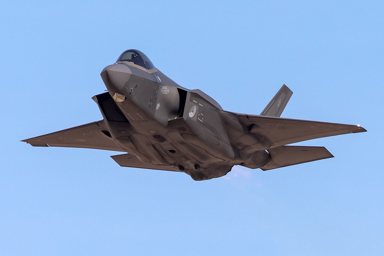 Us Veteran Pilot Compares F-35 With F-22 Raptor; Explains What Makes F-35  Lightning-Ii An 'Unbeatable' Fighter Jet