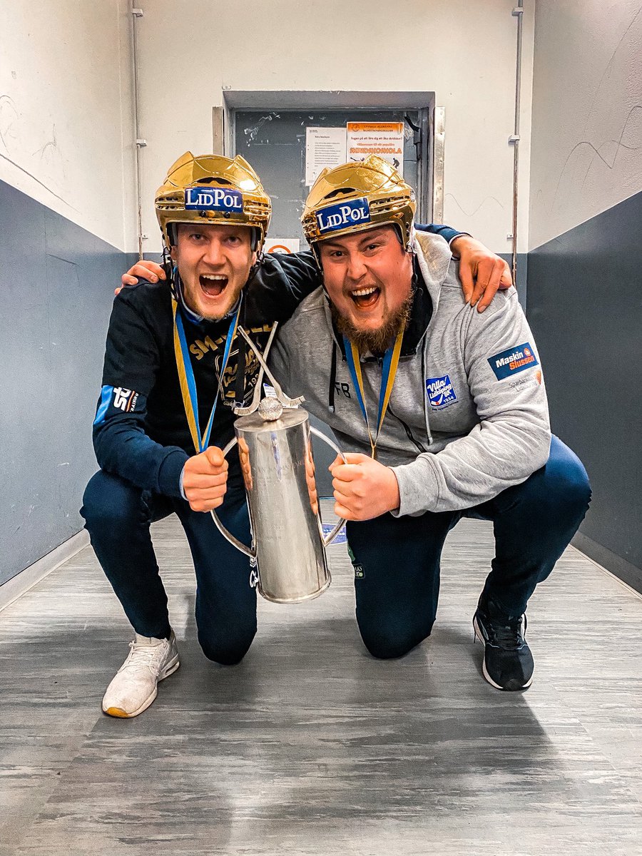 SM-GULD! 💙 💙💙
<a href="/joelbroberg/">joel</a> återigen bäst på plan i en en final!
<a href="/martinkarlssons/">Martin Karlsson</a> får avgöra, unnar ingen det mer än han 👍🏼💙
All kredd till <a href="/nyberg25/">Tobias Nyberg</a> som gör en grym final! #madebylisch #svbandy