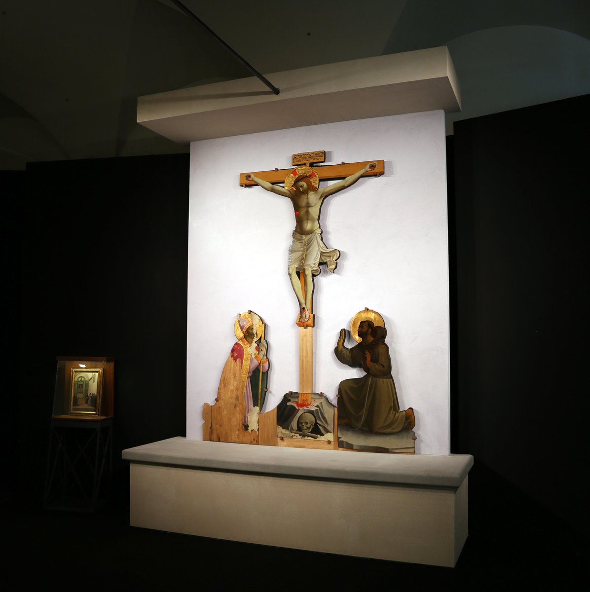  #miniMA140 Según la tradición, la cruz de Cristo se clavó justo en el lugar donde había sido enterrado el cuerpo de Adán: el Calvario.*Mestre de Sorpe (s.XII) en  @MuseuNac_Cat y Fra Angelico (1427) en Florencia.