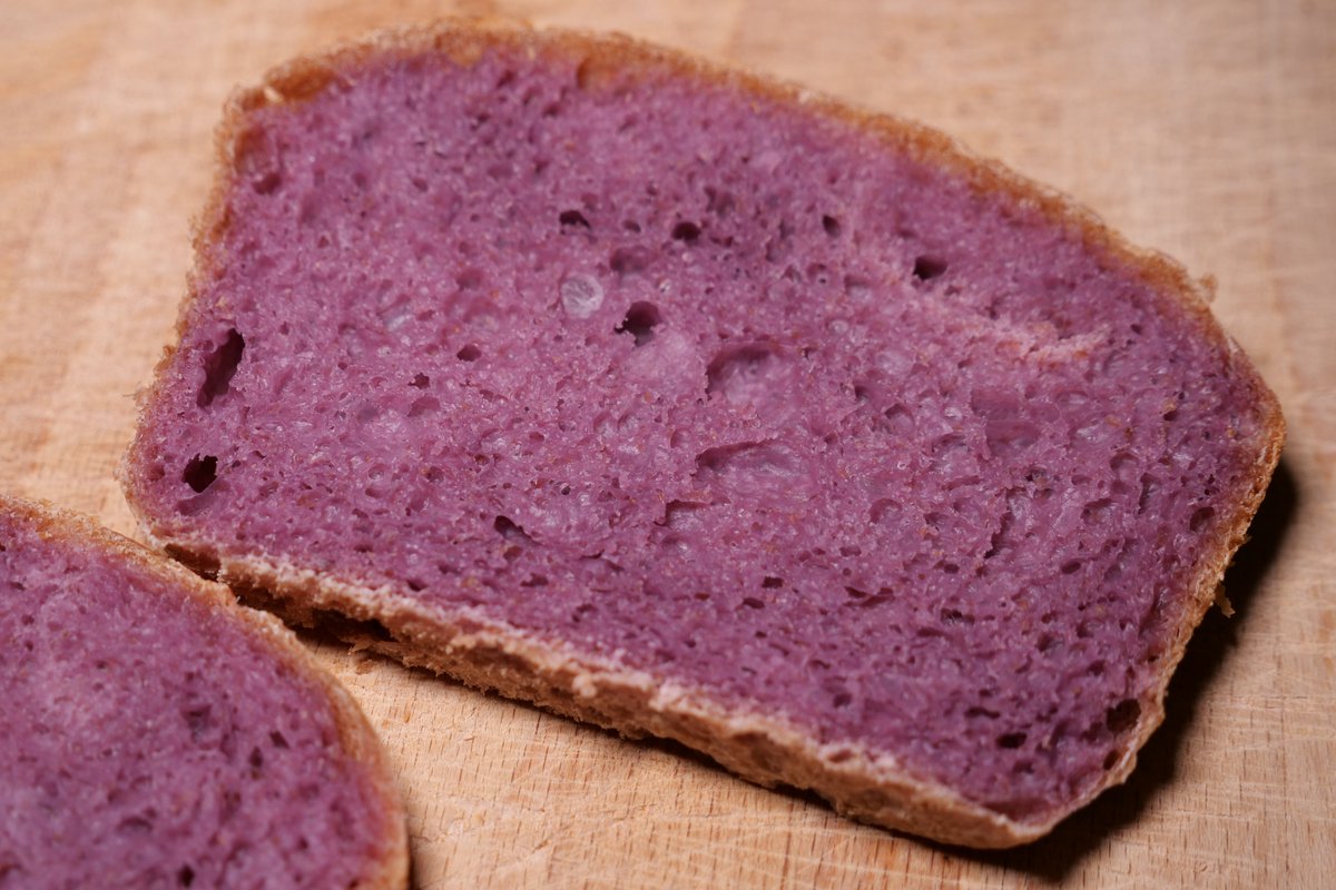 Wat kan je nog meer maken met paarse zoete aardappel van <a href="/LidlNederland/">Lidl Nederland</a>? Nou, een luchtig zuurdesembrood!  💜 Geen paasstol nodig met dit kleurenfestijn. 😃 #wfpb #brood