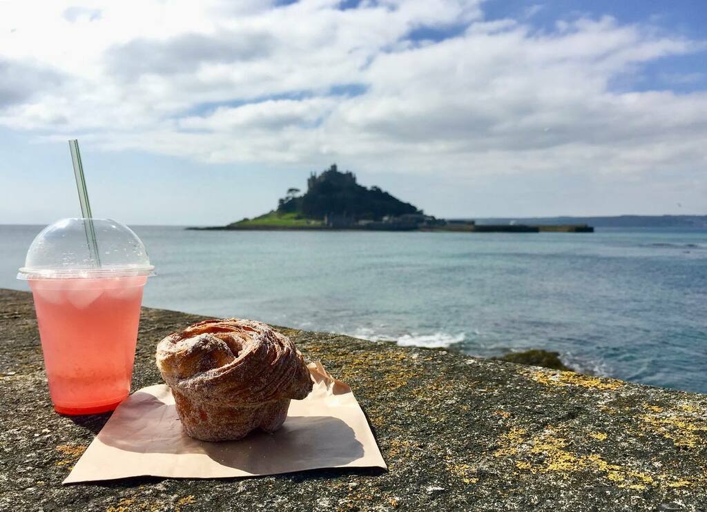 thecopperspoon's tweet image. Cheeky cinnamon bun &amp;amp; home made raspberry lemonade (in a plastic free cup)  down the harbour 
.
.
#plasticfree #raspberrylemonade #stmichaelsmount #cinnamonbuns #downtheharbour #cheeky #plasticfreemarazion #vegware #vegwareuk #homemadelemonade #coastalli… instagr.am/p/CNN3n1ULyTP/