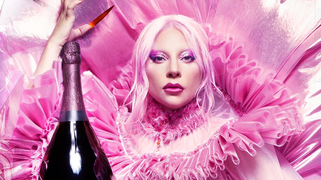 bchartsnet's tweet photo. El País faz matéria afirmando que Lady Gaga deixou de ser comparada como sucessora de Madonna pois agora é uma artista única: “Se estabeleceu como uma compositora reconhecida, como produtora e atriz. Definiu sua própria personalidade e refinou sua imagem”. https://t.co/iWJzPTT5uH https://t.co/GbbhLBgrfL