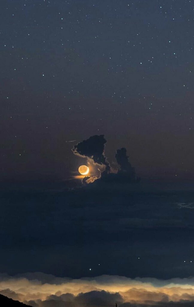 vlightpurpl's tweet photo. how i see                               the picture i
the moon                               take https://t.co/vWA3dURswY