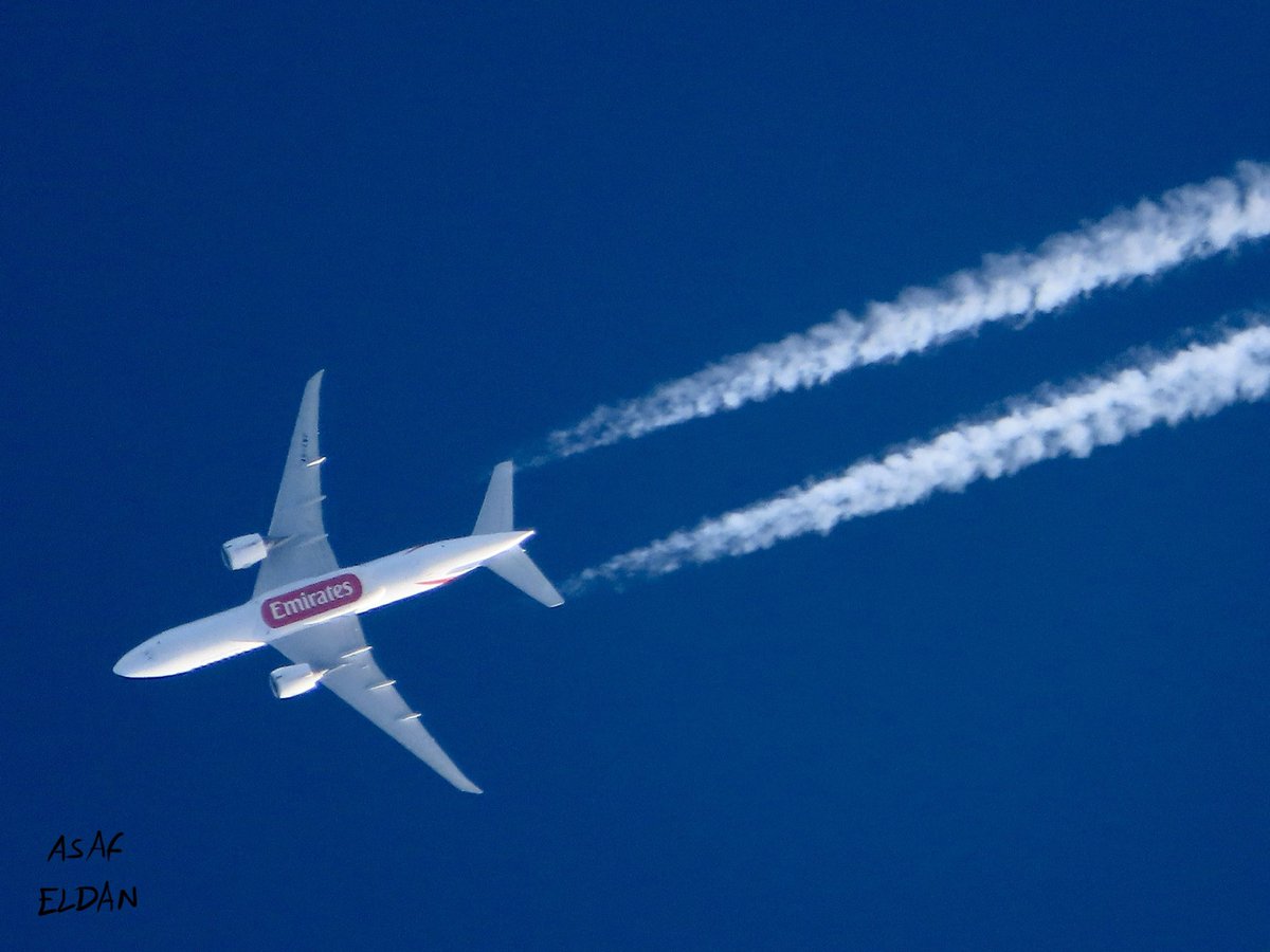 AsafEldan's tweet photo. The #contrails are back!
@KLM #boeing #B777-300 #PHBVU
@lufthansa #airbus #A330 #DAIKM
@emirates boeing B777-300 #A6EWF
@etihad boeing #B787-9 #A6BLN
#dreamliner #planespoting #avgeek #aviation #contrailspoting https://t.co/BiPl3p8pge