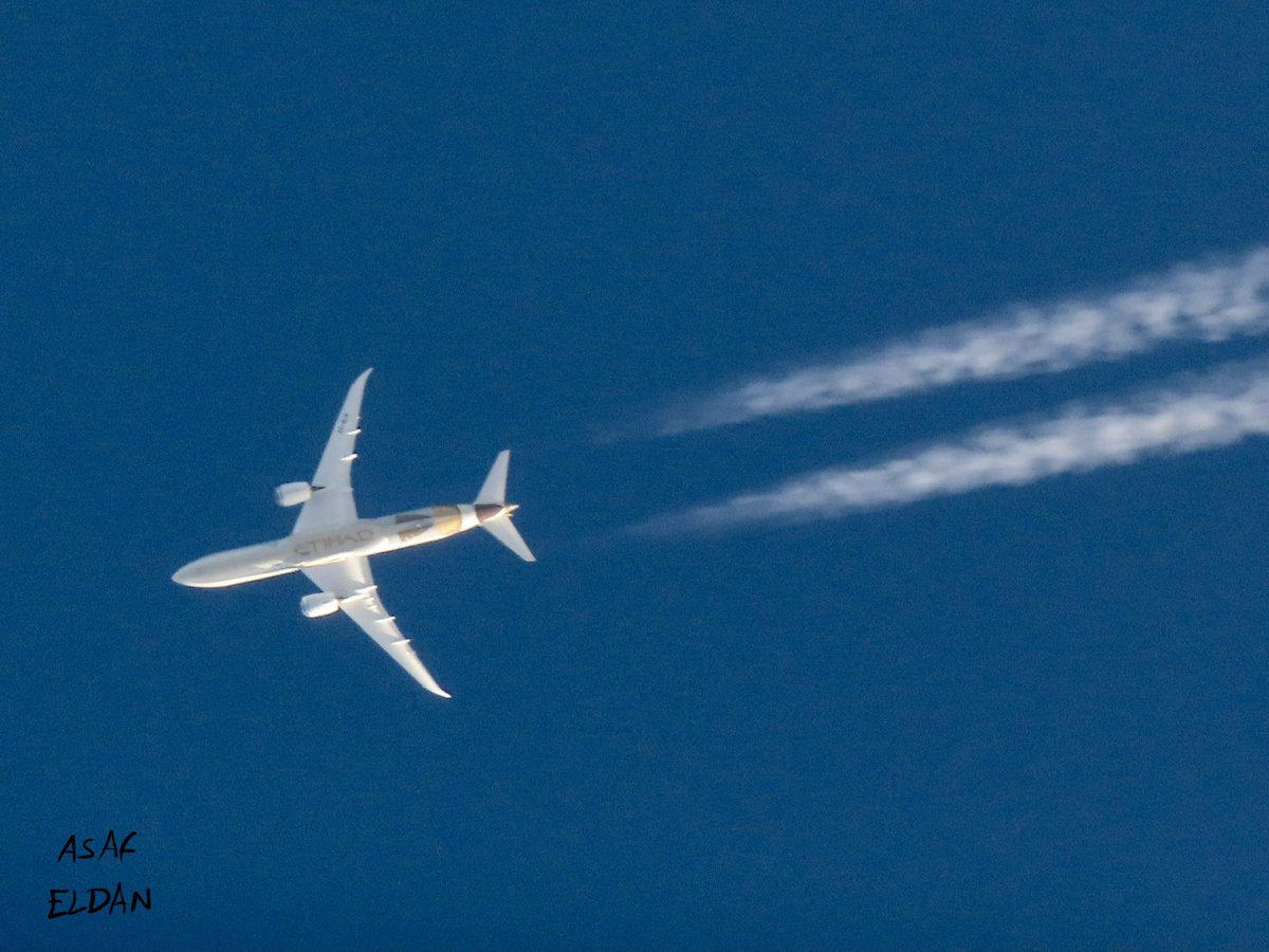 AsafEldan's tweet photo. The #contrails are back!
@KLM #boeing #B777-300 #PHBVU
@lufthansa #airbus #A330 #DAIKM
@emirates boeing B777-300 #A6EWF
@etihad boeing #B787-9 #A6BLN
#dreamliner #planespoting #avgeek #aviation #contrailspoting https://t.co/BiPl3p8pge