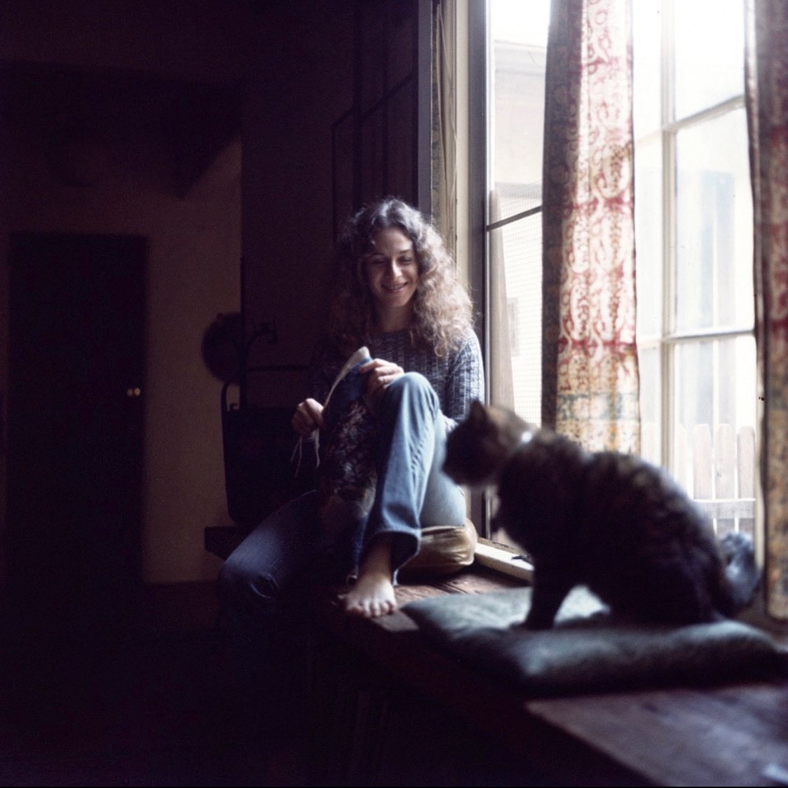 Carole_King's tweet photo. #tapestry50
Alternate shot... 
#LaurelCanyon
📷 Jim McCrary 
Courtesy Lou Adler https://t.co/LWHhkgqigv